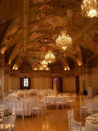 Hochzeitsessen im Schlosssaal mit wei&szlig;er, schlichter Tischdeko